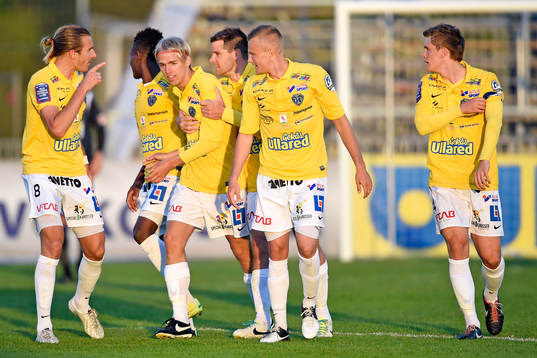 Falkenbergs spelare firar efter 1-1 av Carl-Oscar Andersson