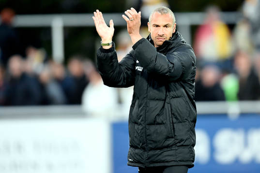 Falkenbergs tränare Henrik Larsson tackar publiken