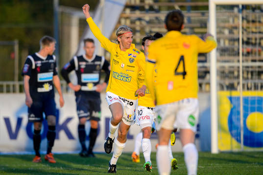 Falkenbergs Carl-Oscar Andersson jublar efter 1-1