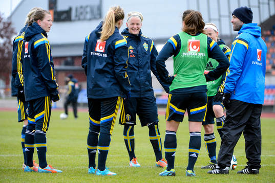 Sveriges Emma Berglund och Nilla Fischer lyssnar på