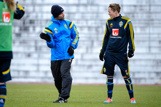 Sveriges tränare Matti Demegård instruerar Therese