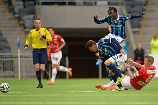 Kalmars Marcus Nilsson fäller både Djurgårdens Erton Fejzullahu och Amadou Jawo