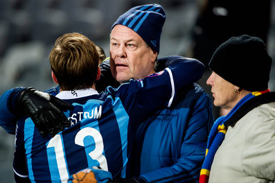 Djurgårdens Emil Bergström kramas om