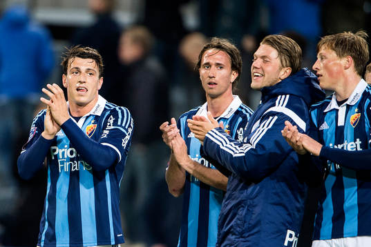 Djurgårdens Erton Fejzullahu , Philip Hellqvist ,Martin Broberg och Emil Bergström tackar publiken