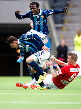 Kalmars Marcus Nilsson fäller Djurgårdens Erton Fejzullahu och Amadou Jawo
