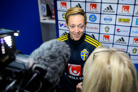 Sveriges Therese Sjögran blir intervjuad efter en träning