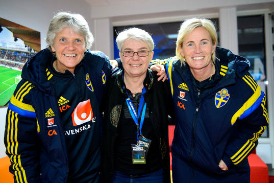 Sveriges förbundskapten Pia Sundhage, Ann Jansson och assisterande förbundskapten Lilie Persson 