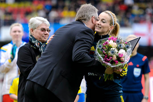 Damlandslagets första målskytt Ann Jansson och tusende målskytten Kosovare Asllani tar emot blommor