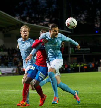 Helsingborgs David Accam kläms mellan Malmös mittbackar Filip Helander och Erik Johansson i matchen i allsvenskan mellan Helsingborg och Malmö i Helsingborg 8 maj  2014.