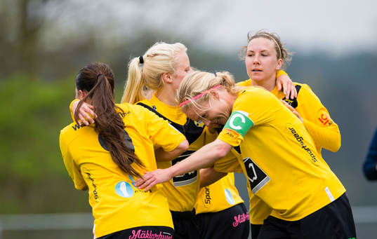 Ältas  Elin Ekblom-Bak gör 1-0 och gratuleras av lagkamrater