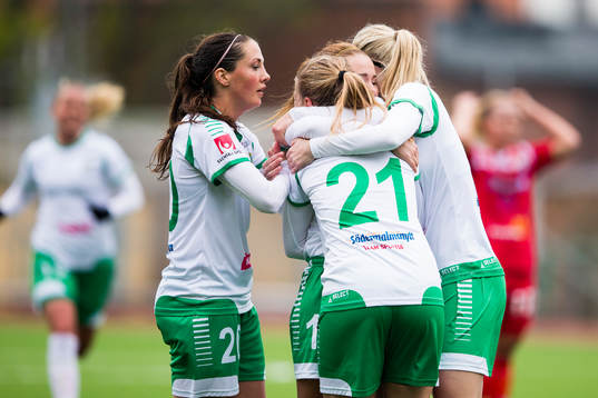 Hammarbys Emma Jansson jublar tillsammans med sina lagkamrater efter att ha kvitterat till 1-1