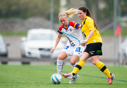 Ältas  Anna Lechner i kamp med Hovås Billdals Amanda Hallesjö