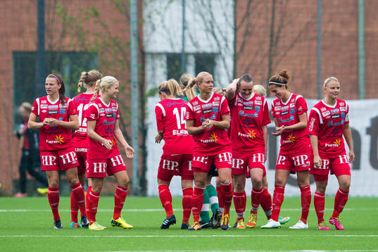 Halmias spelare peppar varann innan fotbollsmatchen i Elitettan mellan Hammarby och Halmia den 10 maj 2014 i Stockholm. 