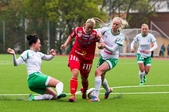 Halmias Jessica Jingblad (m) stoppas av Hammarbys Sigrid Persson och Antonia Andersson