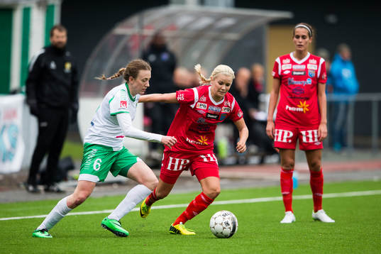 Hammarbys Olga Ekblom i kamp om bollen med Halmias Amanda Johnsson Haahr
