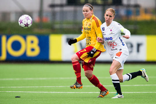 Tyresös Lisa Dahlkvist i kamp om bollen med Örebros Elin