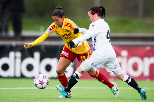 Tyresös Christen Press försöker ta sig förbi Örebros