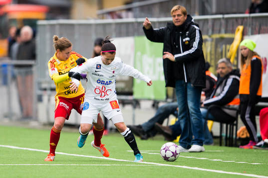 Meghan Klingenberg i kamp om bollen Örebros Susanna
