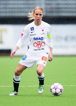 Örebros Elin Magnusson med bollen