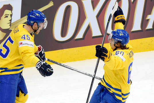 Sveriges Oscar Möller och Mikael Backlund jublar