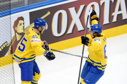 Sveriges Oscar Möller och Mikael Backlund jublar