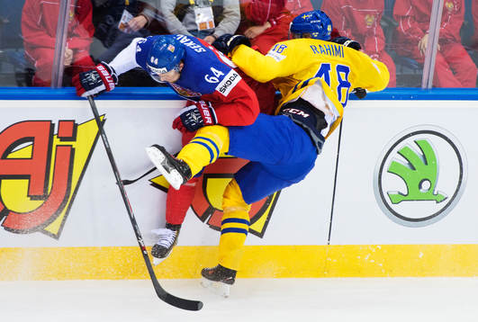 Tjeckiens Jiri Sekac tacklar Sveriges Daniel Rahimi