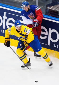 Sveriges Mikael Backlund blir hakad av Tjeckiens Jiri Sekac