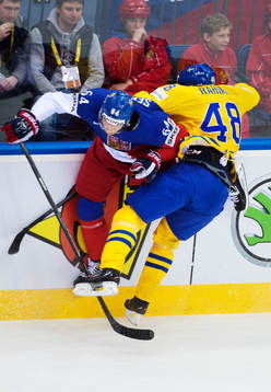 Tjeckiens Jiri Sekac tacklar Sveriges Daniel Rahimi i