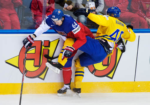 Tjeckiens Jiri Sekac tacklar Sveriges Daniel Rahimi i