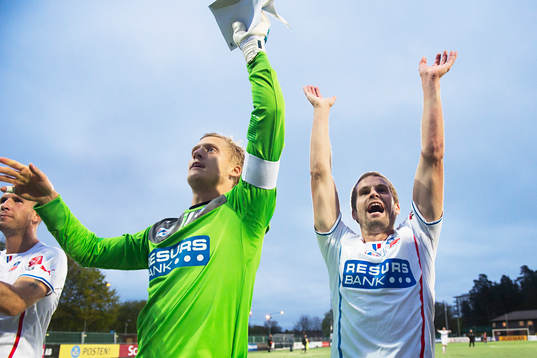 Helsingborgs målvakt Pär Hansson och Christoffer Andersson jublar