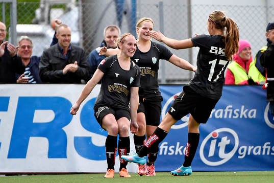 Göteborg Manon Melis jublar med lagkamraterna efter hon gjort 1-0