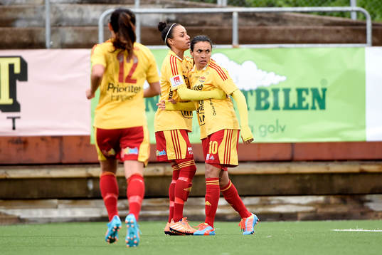 Tyresö firar efter 1-1 genom Marta Vieira da Silva 