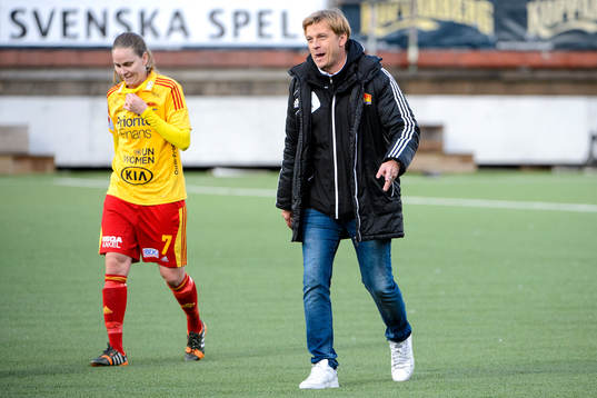 Tyresös Lisa Dahlkvist och tränare Tony Gustavsson lämnar planen
