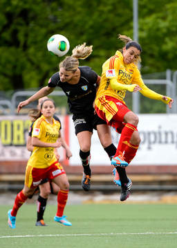 Göteborgs Andrine Hegerberg  i nickduell med Tyresös