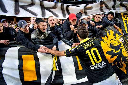 s Celso Borges tackar publiken efter fotbollsmatchen i Allsvenskan mellan AIK och Elfsborg den 5 maj 2014 i Stockholm. 