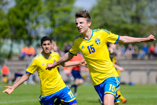 Sveriges Adin Bukva firar efter 2-0