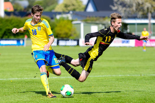 Sveriges Filip Varenhed tacklar Belgiens Siebe van der