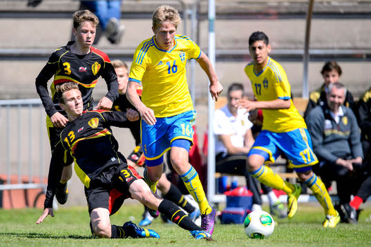 Sveriges Simon Danielsson glidtacklas av Belgiens Siebe van