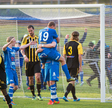  Osbys Oscar Hall nickar in 1-0 i matchen i division 3 mellan IFK Osby och IFK Hässleholm i Osby 15 maj  2014.