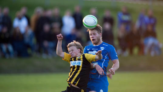 Hässleholms Philip Bengtsson och Osbys Oscar Hall i matchen i division 3 mellan IFK Osby och IFK Hässleholm i Osby 15 maj  2014.