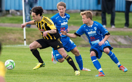 Hässleholms Karim Al-Asi steget före Osbys Jacob Lang i matchen i division 3 mellan IFK Osby och IFK Hässleholm i Osby 15 maj  2014.