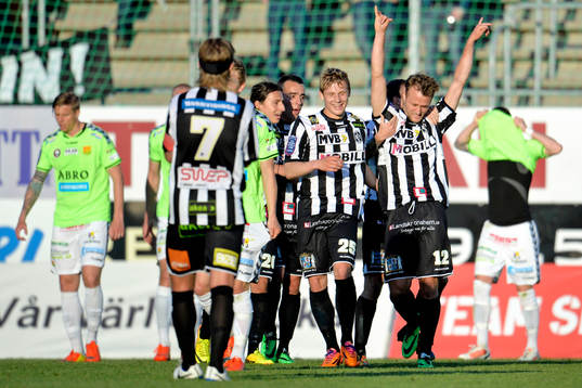 Landskronas Niclas Rönne jublar efter han nickat in 1-1
