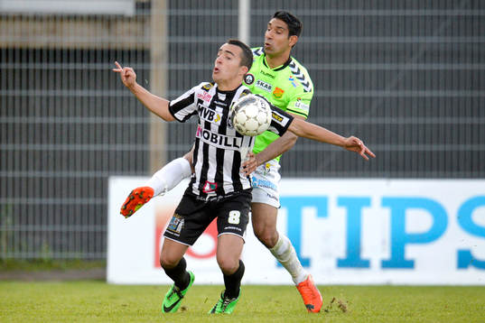GAIS Sandeep Mankoo i kamp om bollen med Landskronas Paul Torres