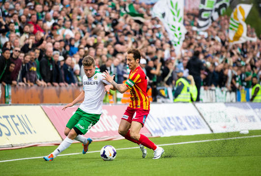 Hammarbys Nicklas Lindqvist i kamp med Syrianskas Louay Chanko