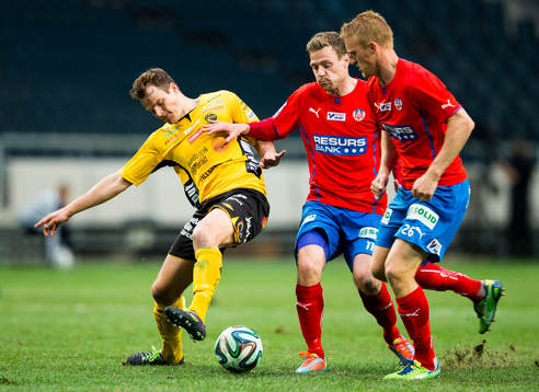 Elfsborgs Henning Hauger i kamp om bollen med Helsingborgs