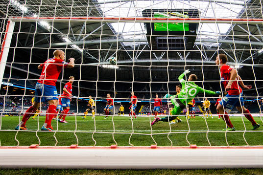 Elfsborgs Lasse Nilsson gör 1-0 för Elfsborg bakom Helsingborgs Mattias Lindström, målvakt Pär Hansson och Christoffer Andersson