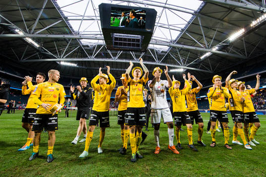 Spelarna i Elfsborgs tackar publiken efter finalen