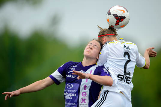 Jitex Anna Furberg i nickduell mer AIKs Maija Saari (vänd