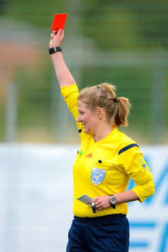 Camilla Eriksson utdelar ett rött kort till AIKs Maija