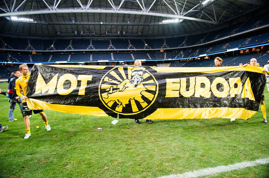 Elfsborgs spelare håller upp en banderoll som det står